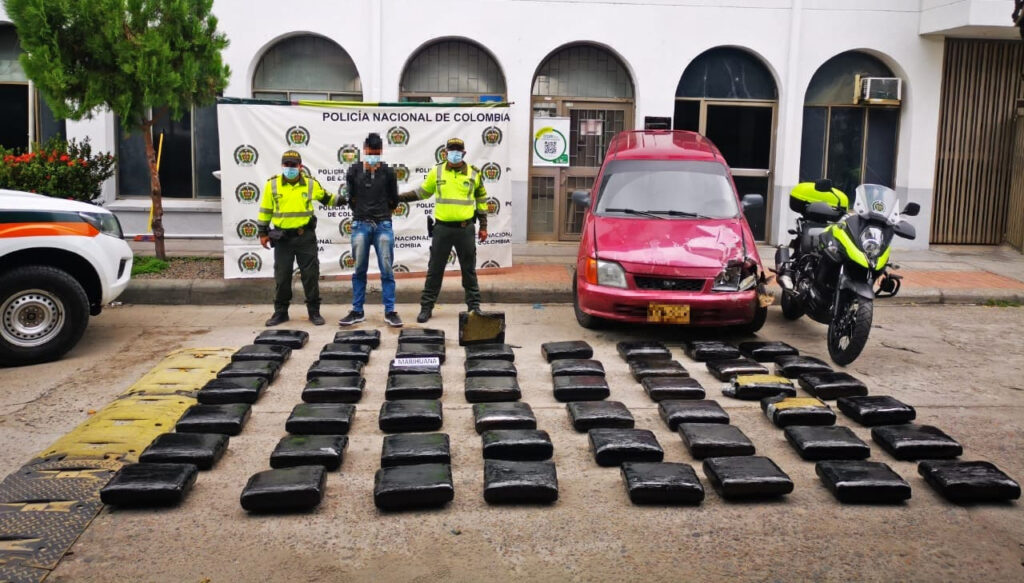 Policía persiguió y capturó a un hombre que transportaba marihuana avaluada en $70 millones Policía persiguió y capturó a un hombre que transportaba marihuana avaluada en $70 millones
