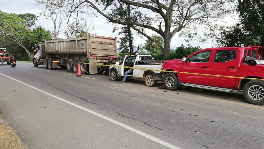 Cinco vehículos involucrados en fuerte accidente de tránsito en la variante de El Espinal Cinco vehículos involucrados en fuerte accidente de tránsito en la variante de El Espinal