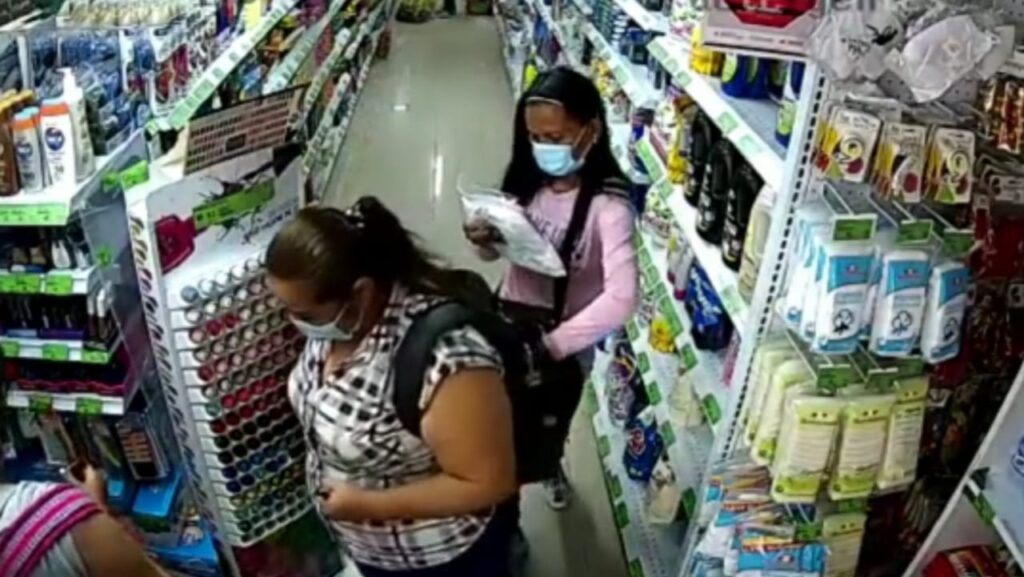 Expertas del ‘cosquilleo’: dos hermanas son capturadas por cometer hurtos en el Centro de Ibagué