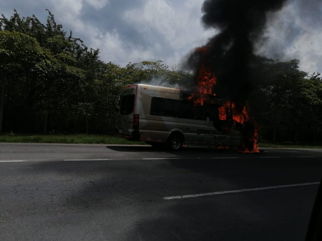 Bus de Flota Magdalena se incineró en la vía Ibagué-El Espinal Bus de Flota Magdalena se incineró en la vía Ibagué-El Espinal