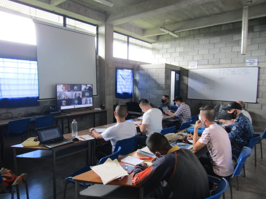 Reclusos de la cárcel de Picaleña y funcionarios del Inpec se están formando como comunicadores sociales