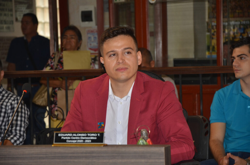 Concejal Toro le dice al gerente de la Gestora Urbana que no lo crea tonto ni ‘caído del zarzo’ Concejal Toro le dice al gerente de la Gestora Urbana que no lo crea tonto ni ‘caído del zarzo’