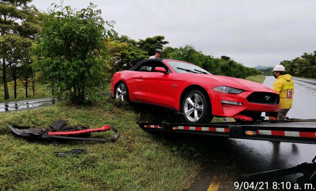 Automóvil de alta gama se accidentó en la variante de Ibagué Automóvil de alta gama se accidentó en la variante de Ibagué