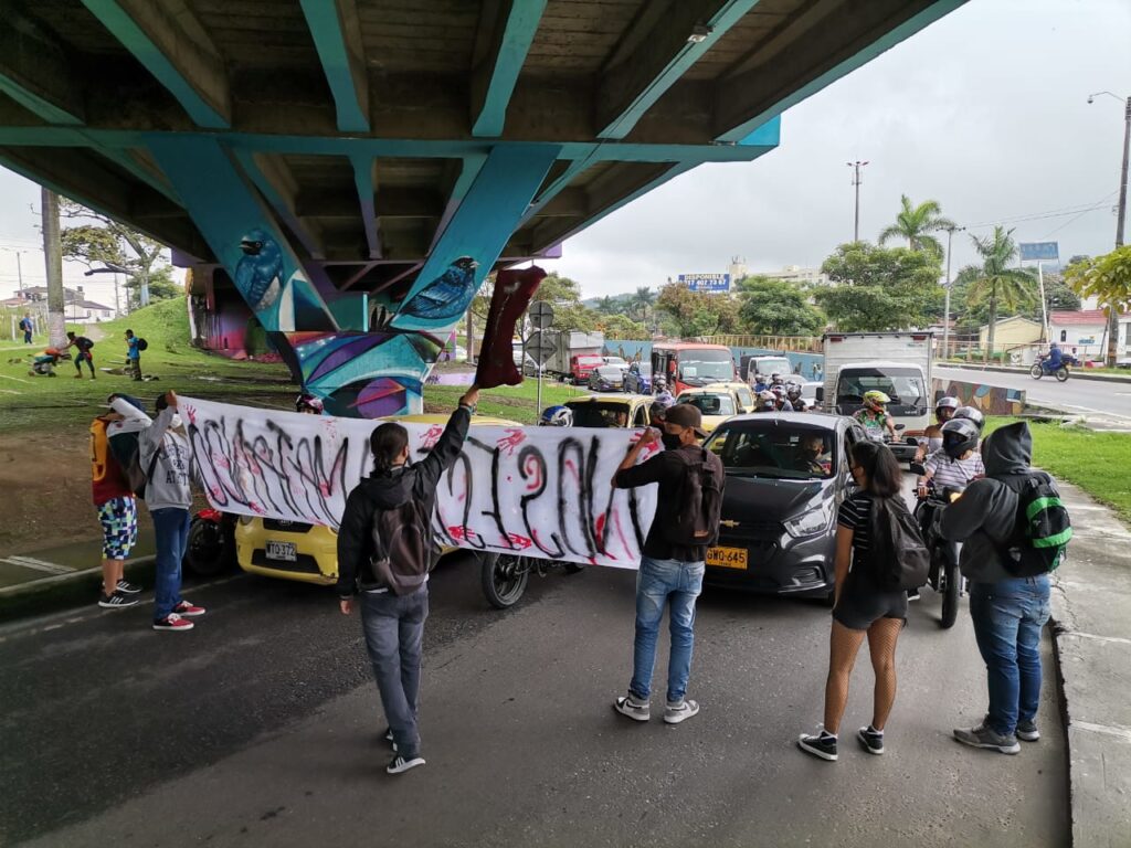 Estudiantes de la Universidad del Tolima adelantan bloqueos intermitentes en la carrera Quinta Estudiantes de la Universidad del Tolima adelantan bloqueos intermitentes en la carrera Quinta