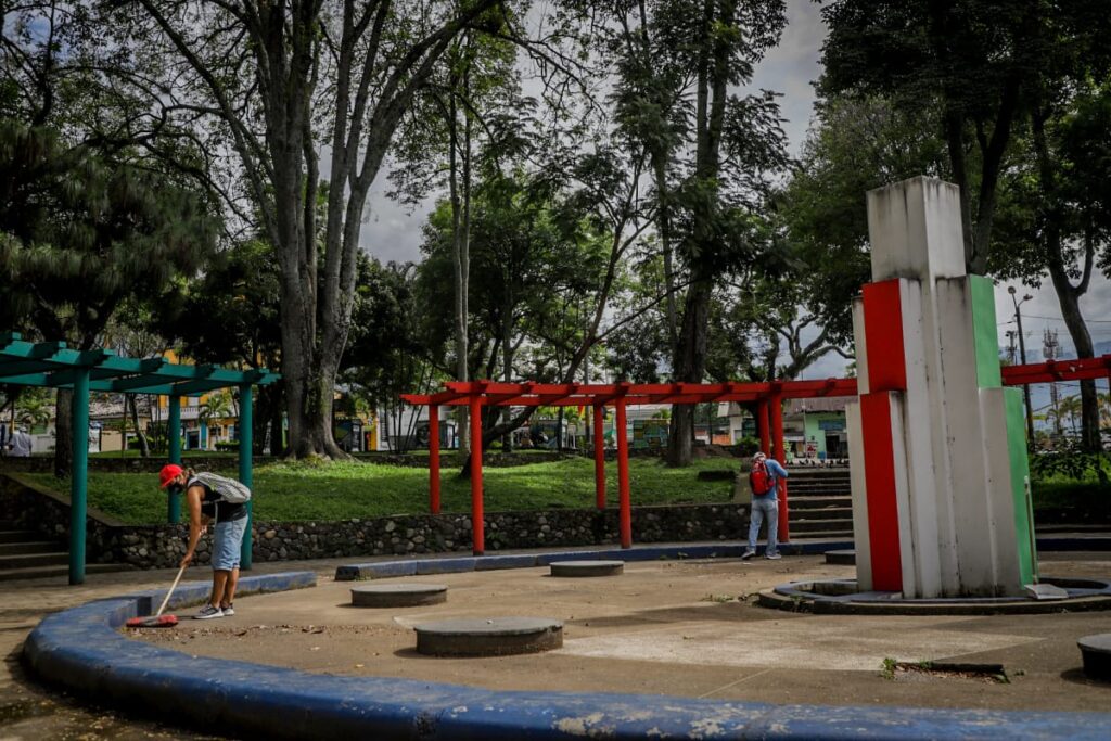 Infractores del Código de Policía limpiaron el parque Andrés López de Galarza de Ibagué Infractores del Código de Policía limpiaron el parque Andrés López de Galarza de Ibagué