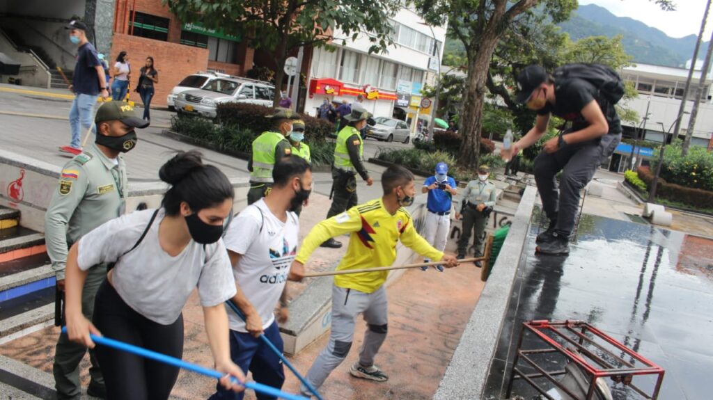 Jóvenes infractores barrieron y limpiaron el parque Murillo Toro en Ibagué Jóvenes infractores barrieron y limpiaron el parque Murillo Toro en Ibagué