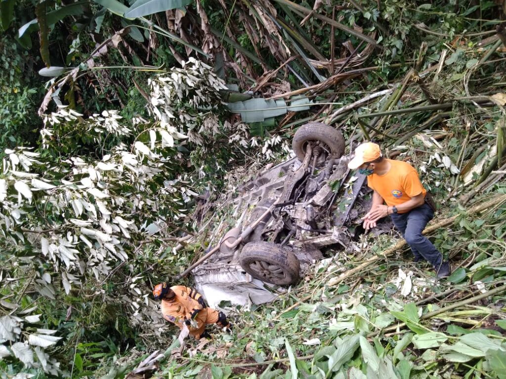 Vehículo de servicio público rodó por un abismo en Fresno Vehículo de servicio público rodó por un abismo en Fresno