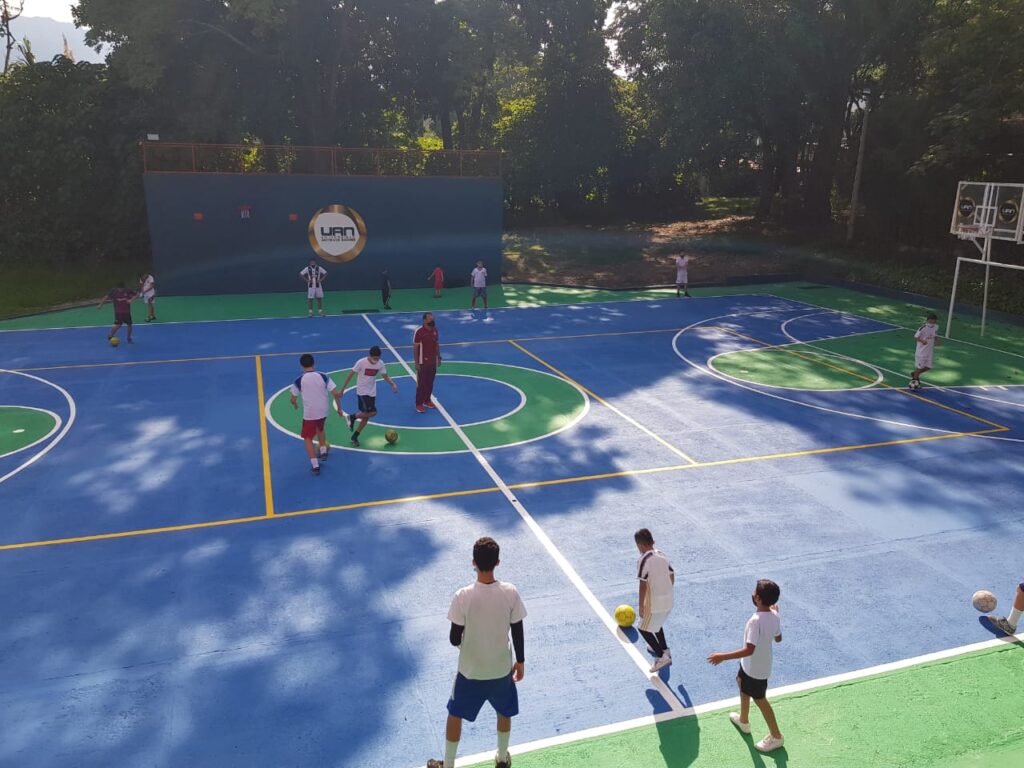 Niños de la comuna 2 de Ibagué reciben entrenamientos con exjugador del Deportes Tolima