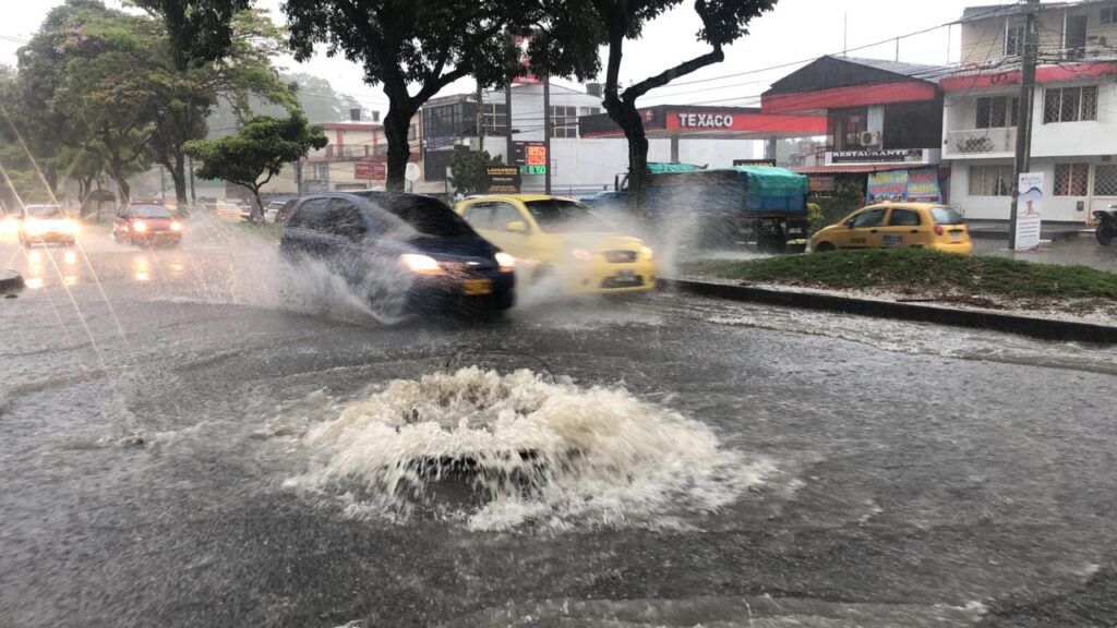 Fuertes lluvias de este mediodía provocaron rebose de alcantarillas en Ibagué Fuertes lluvias de este mediodía provocaron rebose de alcantarillas en Ibagué