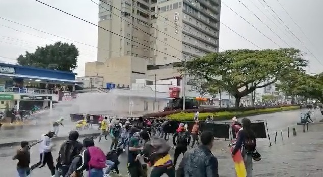 Jóvenes se enfrentaron con el Esmad en la calle 42 con carrera Quinta en Ibagué Jóvenes se enfrentaron con el Esmad en la calle 42 con carrera Quinta en Ibagué