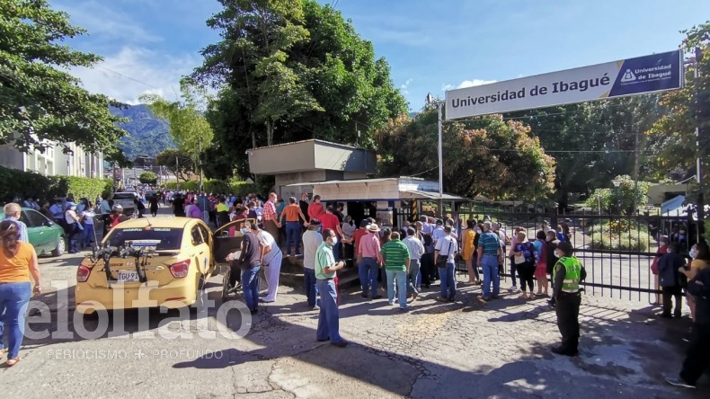 Volvieron las aglomeraciones al punto de vacunación de la U. de Ibagué Volvieron las aglomeraciones al punto de vacunación de la U. de Ibagué