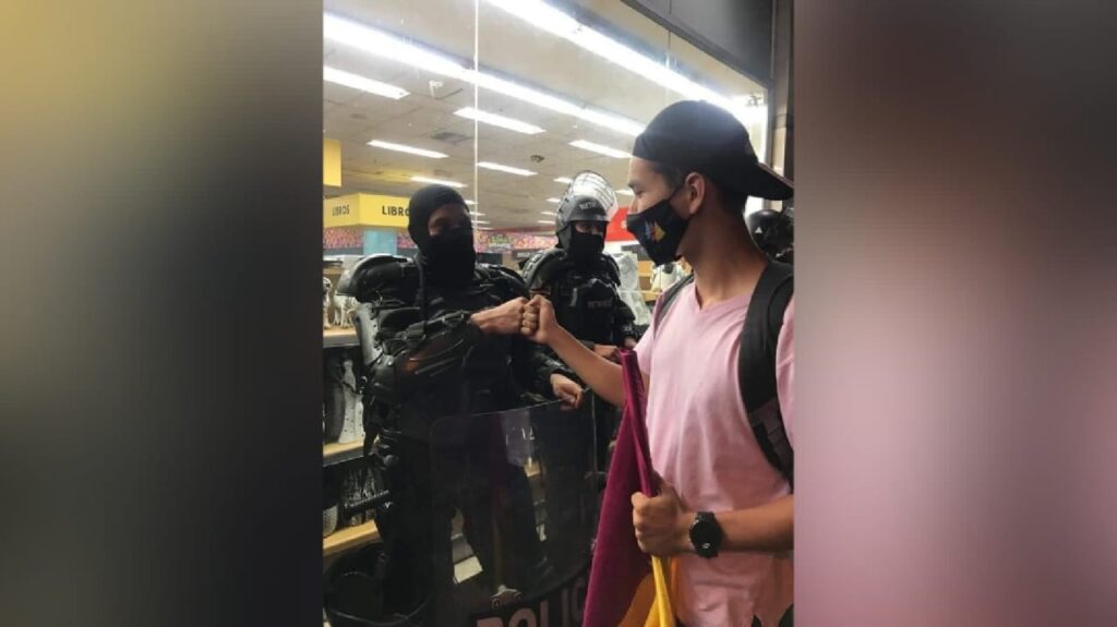 Esmad y manifestantes dieron ejemplo de convivencia en Ibagué Esmad y manifestantes dieron ejemplo de convivencia en Ibagué