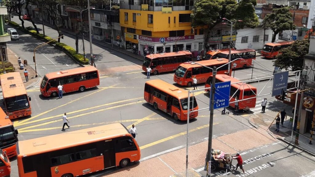 Bloqueos viales se realizan en Ibagué por parte de conductores de servicio público Bloqueos viales se realizan en Ibagué por parte de conductores de servicio público