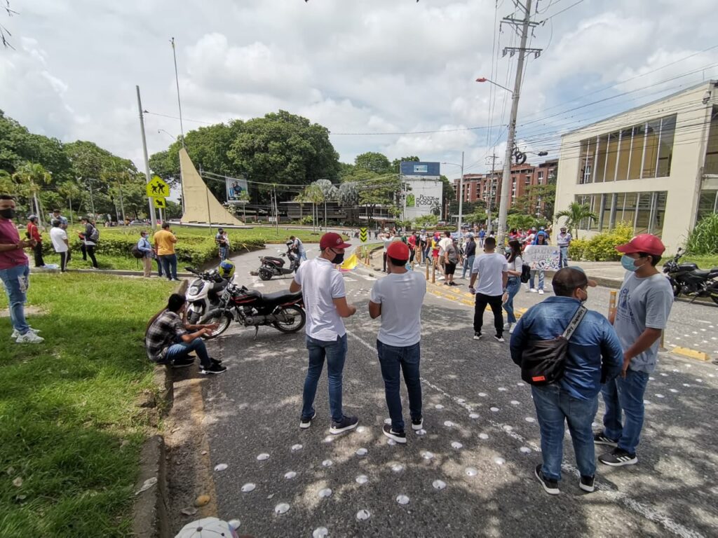 Estudiantes bloquean nuevamente la glorieta de la Universidad de Ibagué Estudiantes bloquean nuevamente la glorieta de la Universidad de Ibagué