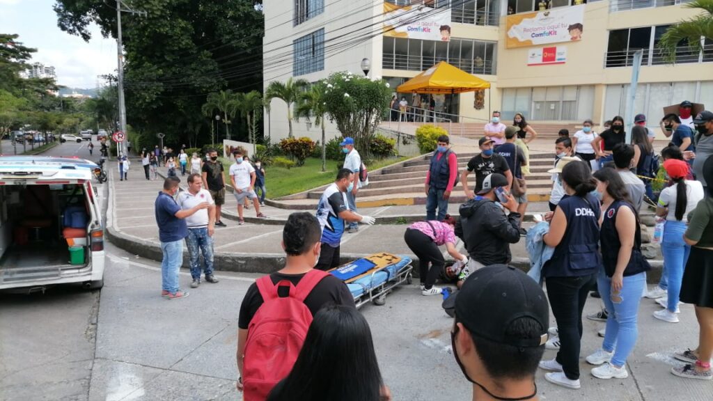 Motociclista intentó evadir bloqueo en la avenida Ambalá y cayó al suelo Motociclista intentó evadir bloqueo en la avenida Ambalá y cayó al suelo