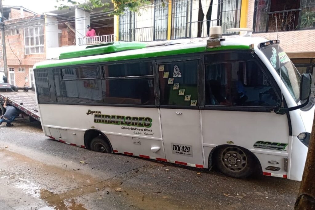 ¡Otra vez! Buseta se hundió en una calle de Ibagué por colapso de la red de alcantarillado ¡Otra vez! Buseta se hundió en una calle de Ibagué por colapso de la red de alcantarillado