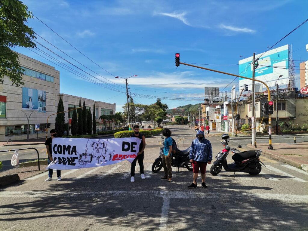Jóvenes bloquean el paso vehicular en la calle 60 de Ibagué Jóvenes bloquean el paso vehicular en la calle 60 de Ibagué