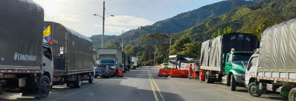 Manifestantes realizan bloqueos en dos puntos de la Variante de Ibagué