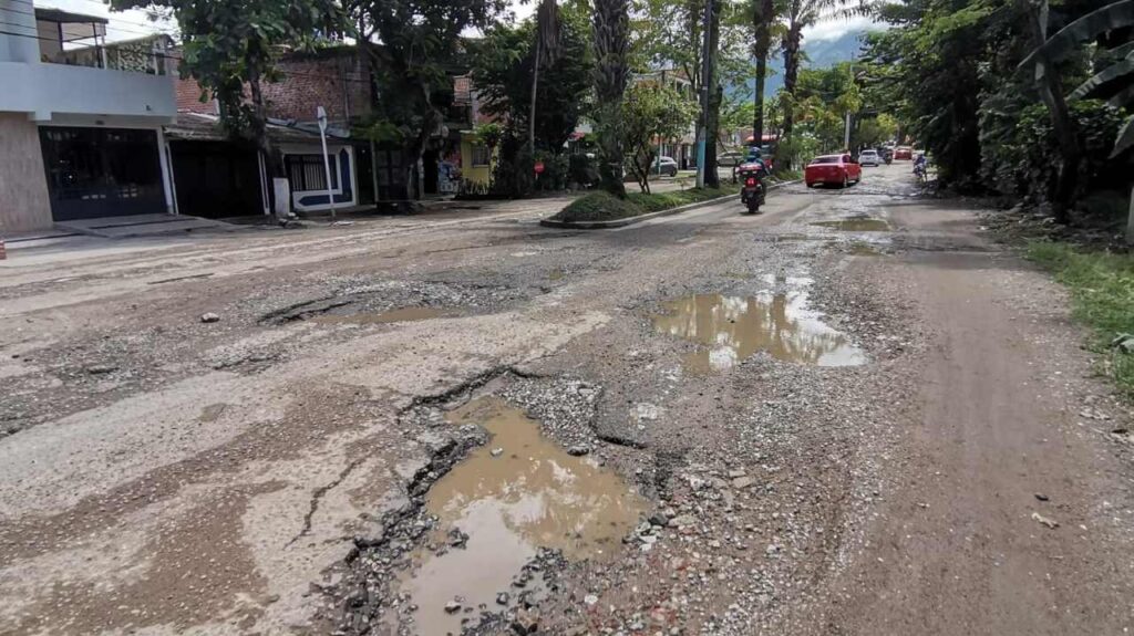 En ‘trochas’ están convertidas dos vías importantes del barrio El Salado en Ibagué