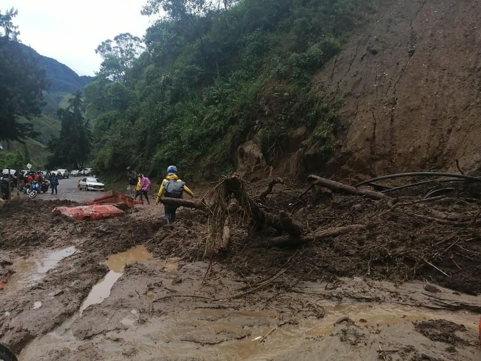 Continúa cerrada la vía Calarcá – Cajamarca por deslizamiento de tierra