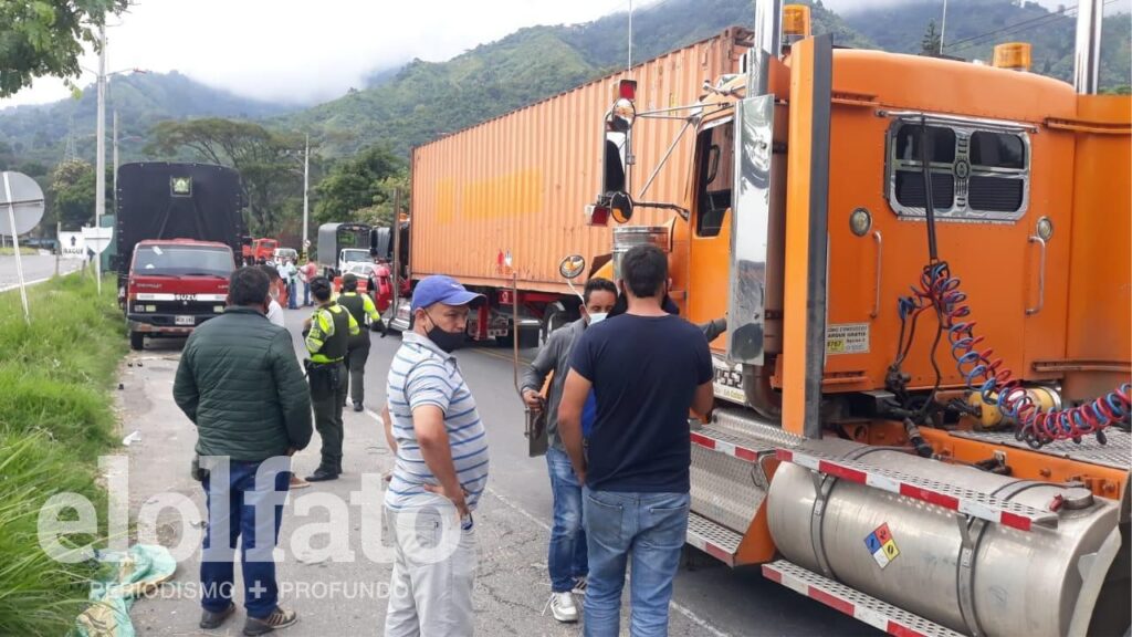 Bloqueo vial impide paso vehicular entre Ibagué y Cajamarca Bloqueo vial impide paso vehicular entre Ibagué y Cajamarca