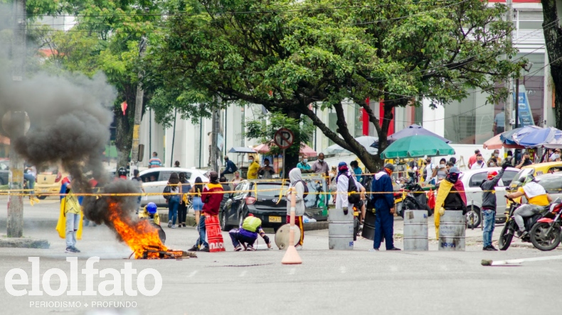 No hay paso vehicular en la calle 42 con Quinta por bloqueo