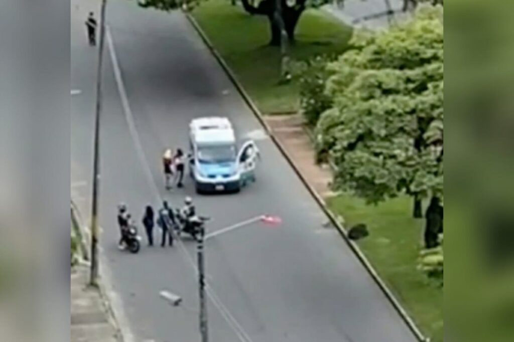 Denuncian que encapuchados abrieron y requisaron una ambulancia en Ibagué Denuncian que encapuchados abrieron y requisaron una ambulancia en Ibagué