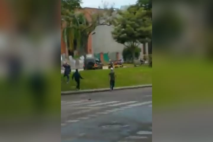 Manifestantes aseguran que un hombre los amenazó con arma de fuego en la avenida Ferrocarril Manifestantes aseguran que un hombre los amenazó con arma de fuego en la avenida Ferrocarril