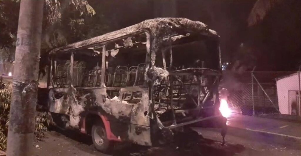 Ibagué sin autoridades: encapuchados retuvieron, vandalizaron e incineraron cuatro busetas Ibagué sin autoridades: encapuchados retuvieron, vandalizaron e incineraron cuatro busetas