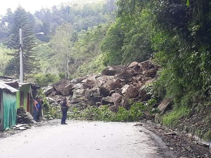 Deslizamiento de rocas en Cajamarca deja cuatro personas heridas Deslizamiento de rocas en Cajamarca deja cuatro personas heridas
