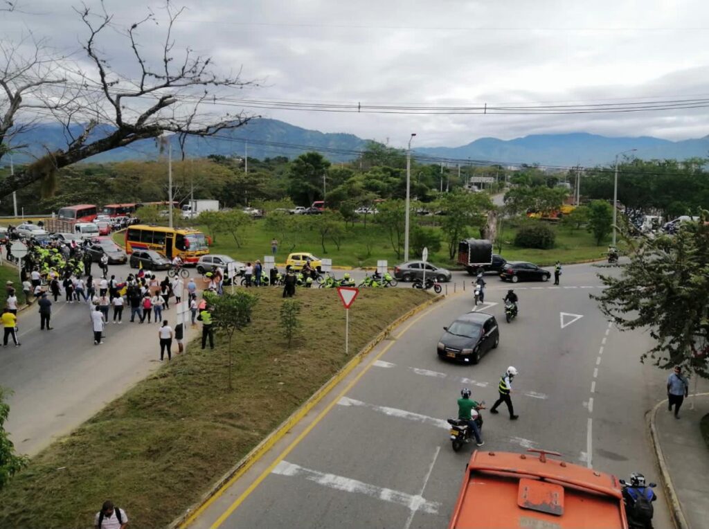 Cierre en la vía que conduce a Picaleña por manifestación de padres de familia Cierre en la vía que conduce a Picaleña por manifestación de padres de familia