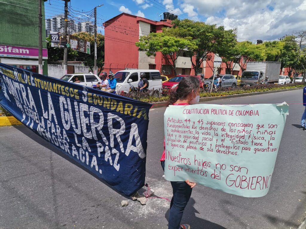 Padres de familia protestan y bloquean el paso vehicular en la calle 69 con Guabinal