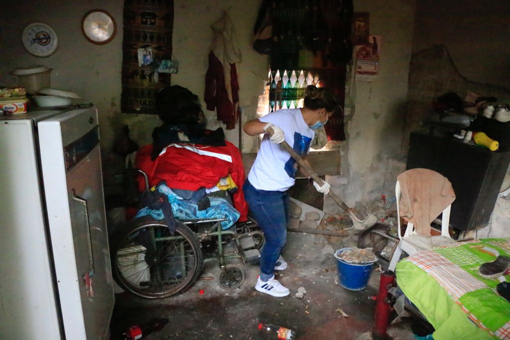 Jonathan, el joven hallado en condiciones infrahumanas en Ibagué, recibió ayudas y su casa fue aseada por voluntarios Jonathan, el joven hallado en condiciones infrahumanas en Ibagué, recibió ayudas y su casa fue aseada por voluntarios