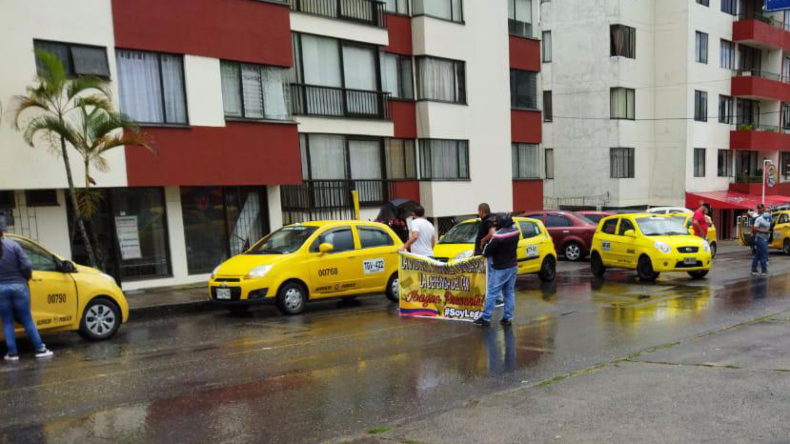 Problemas de movilidad en la carrera Sexta de Ibagué por plantón de taxistas Problemas de movilidad en la carrera Sexta de Ibagué por plantón de taxistas