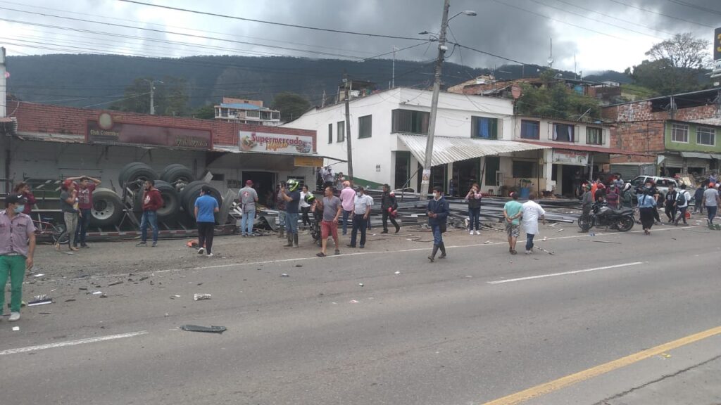 Tractocamión provocó grave accidente al chocar varios vehículos en la vía Bogotá – Ibagué