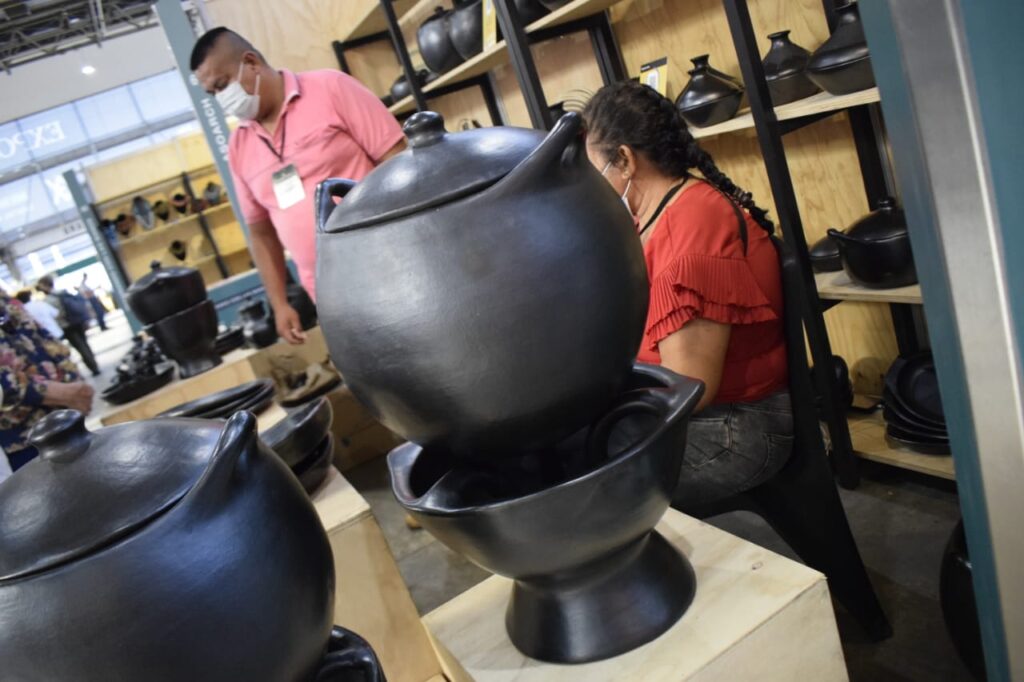 Dos artesanos de La Chamba representan a 300 familias del Tolima en feria nacional Dos artesanos de La Chamba representan a 300 familias del Tolima en feria nacional