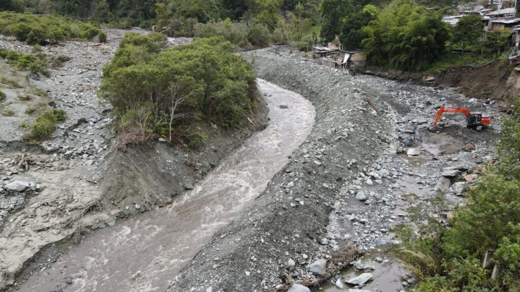 Construirán barrera para contener paso del agua del río Combeima hacia las viviendas en Juntas Construirán barrera para contener paso del agua del río Combeima hacia las viviendas en Juntas