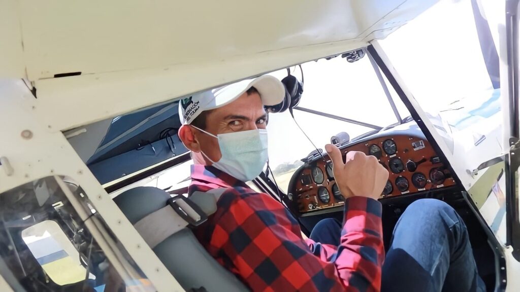 El lustrabotas del centro de Ibagué que cumplió su sueño de volar en la cabina de un avión El lustrabotas del centro de Ibagué que cumplió su sueño de volar en la cabina de un avión