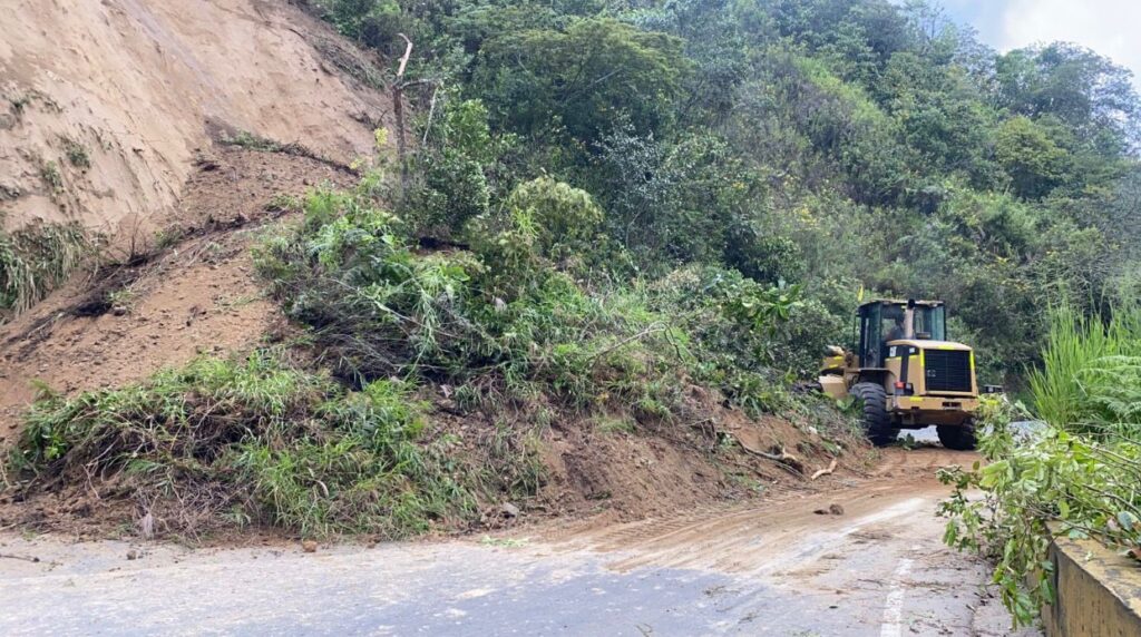 Paso restringido en la vía Ibagué – Cajamarca por deslizamiento de tierra Paso restringido en la vía Ibagué – Cajamarca por deslizamiento de tierra
