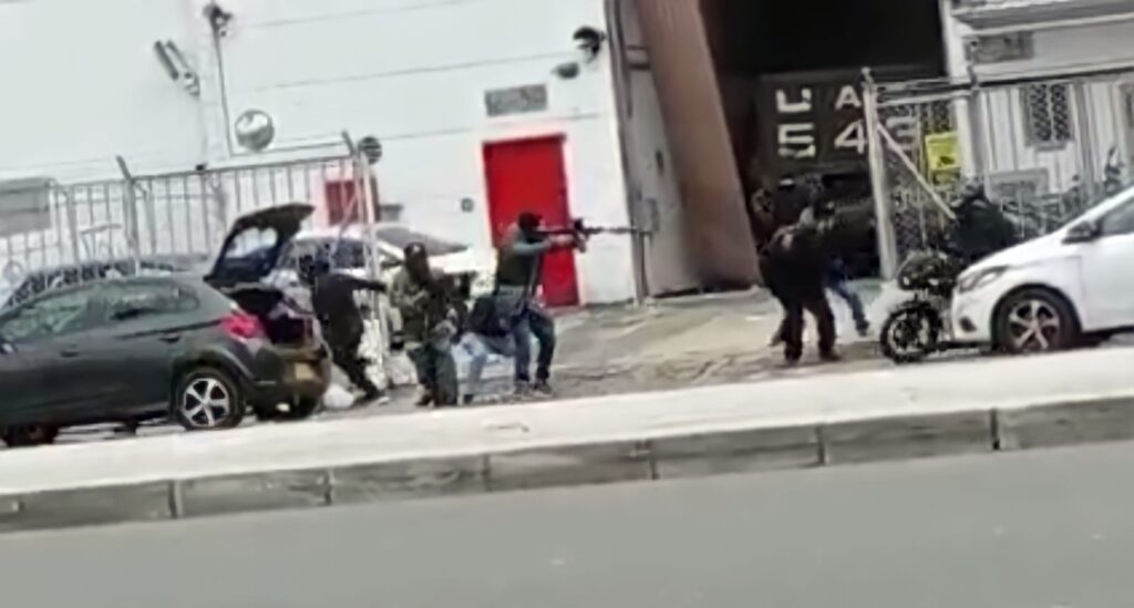Comando armado pretendió asaltar bodega de oro en Medellín y se armó tremenda balacera Comando armado pretendió asaltar bodega de oro en Medellín y se armó tremenda balacera