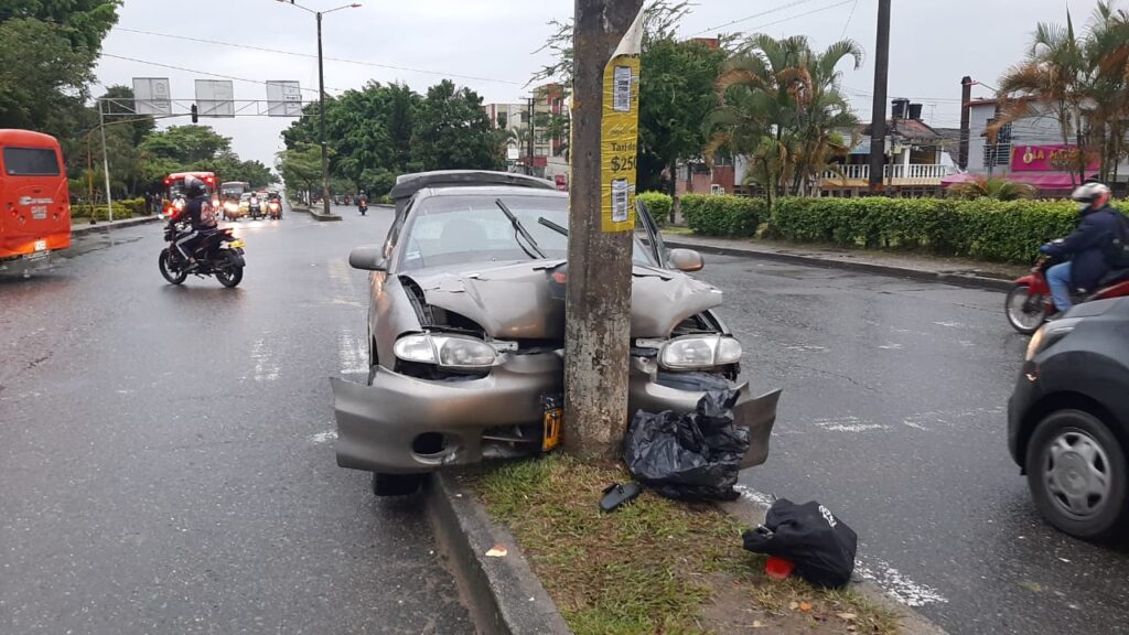 Dos mujeres heridas por fuerte choque de un carro en Los Arrayanes Dos mujeres heridas por fuerte choque de un carro en Los Arrayanes