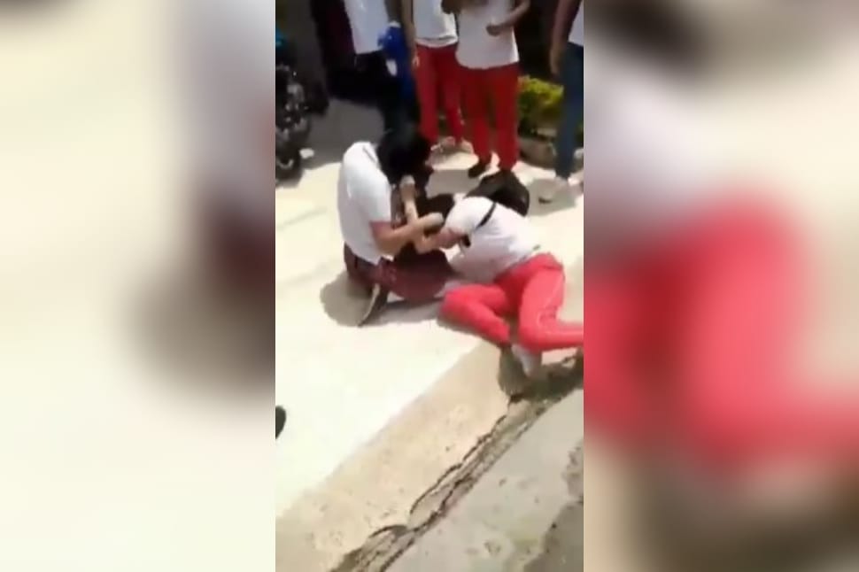 Niñas protagonizaron bochornosa pelea a las afueras de un colegio en Ibagué Niñas protagonizaron bochornosa pelea a las afueras de un colegio en Ibagué