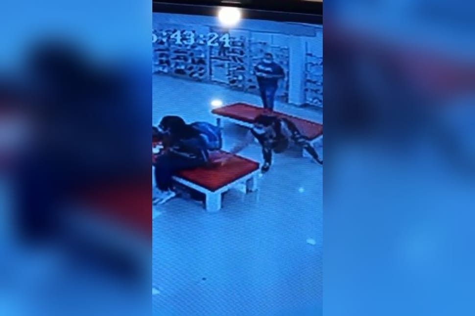 En menos de 10 segundos le robaron el celular a una mujer en local del centro de Ibagué