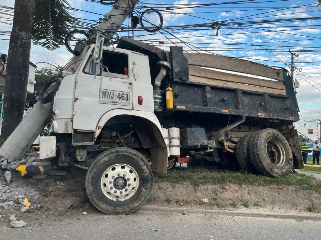Accidente en la avenida Mirolindo: volqueta choca contra un poste de energía Accidente en la avenida Mirolindo: volqueta choca contra un poste de energía