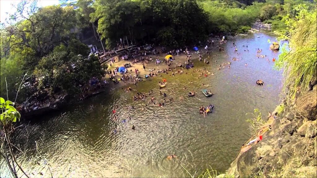 Bañistas que visitan el balneario Caracolí, en Piedras, estarían contaminando el río Opia Bañistas que visitan el balneario Caracolí, en Piedras, estarían contaminando el río Opia