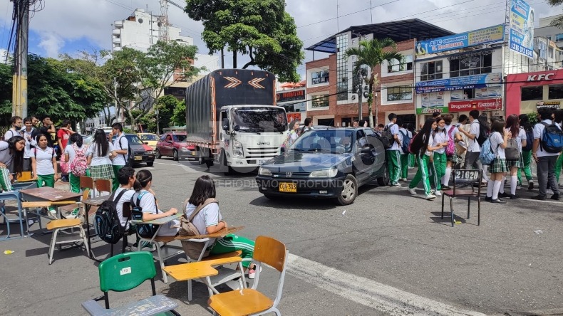 Estudiantes del colegio San Simón bloquean nuevamente la movilidad en la carrera Quinta con 37 Estudiantes del colegio San Simón bloquean nuevamente la movilidad en la carrera Quinta con 37