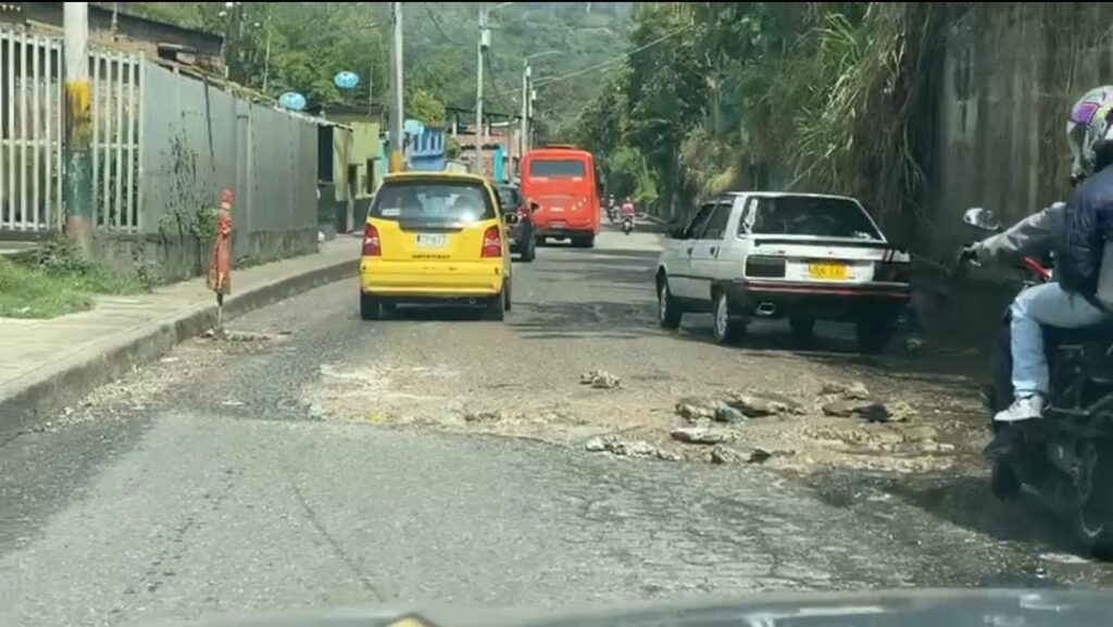 Cráter y robos en vía que de la Terminal conduce al sur de Ibagué Cráter y robos en vía que de la Terminal conduce al sur de Ibagué