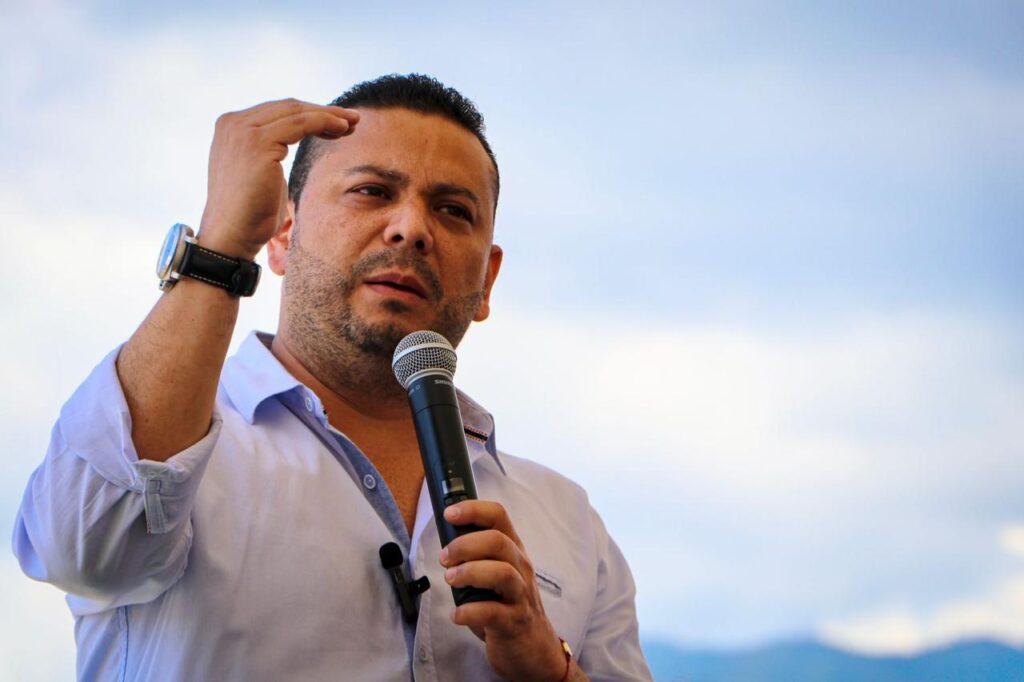 Alexander Castro alerta crisis institucional por caso Benedetti