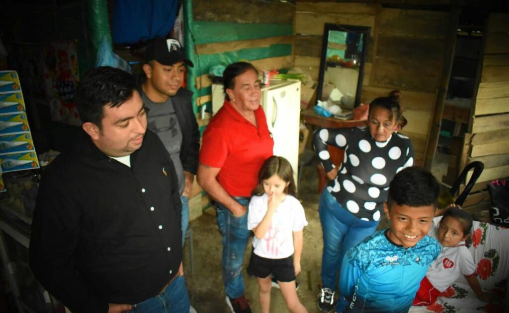 Reapareció ‘El socio’ junto a un candidato del hurtadismo al Concejo: estaban entregando ‘ayudas’ a una familia pobre Reapareció ‘El socio’ junto a un candidato del hurtadismo al Concejo: estaban entregando ‘ayudas’ a una familia pobre