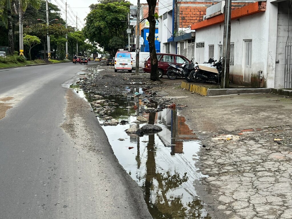 La pavimentación de la avenida Mirolindo fue una “chambonada” y en seis meses podría deteriorarse de nuevo La pavimentación de la avenida Mirolindo fue una “chambonada” y en seis meses podría deteriorarse de nuevo